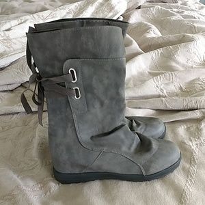 Adorable size 9 brand new gray boots!